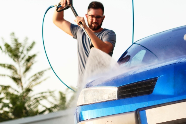 Wąż do wody niebieski w ręcznej myjni samochodowej